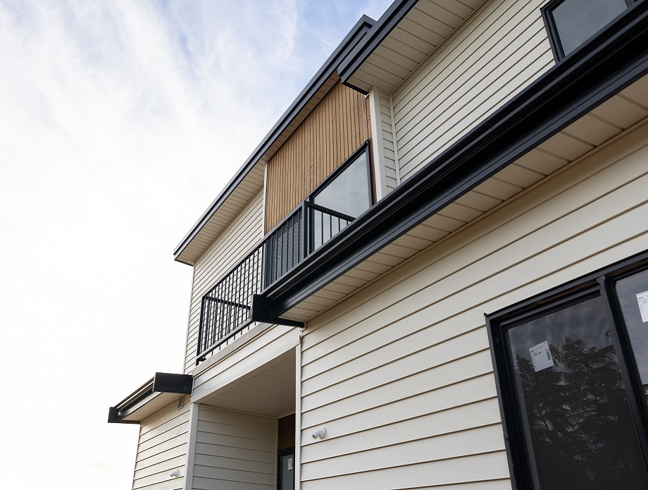 granny flat with mitten vinyl cladding vertical boards